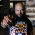 Profissional de tatuagem apresentando equipamento