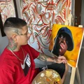 Lucas Prado pintando uma obra